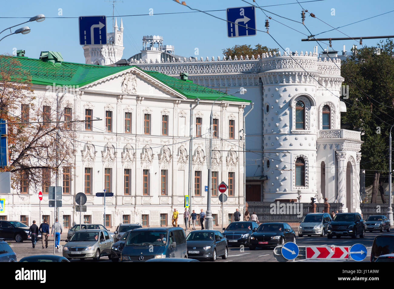 Moskau, Russland - 09.21.2015.  Die Bundesanstalt für GUS-Staaten und der russischen Regierungshaus Empfänge Stockfoto