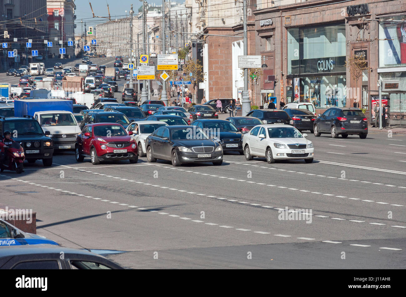 MOSKAU, RUSSLAND - 21.09.2015. Twerskaja-Straße - eine der zentralen Straßen in Moskau Stockfoto
