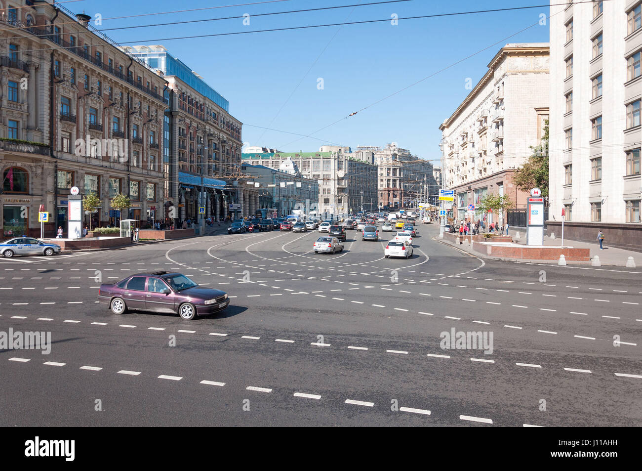 MOSKAU, RUSSLAND - 21.09.2015. Twerskaja-Straße - eine der zentralen Straßen in Moskau Stockfoto