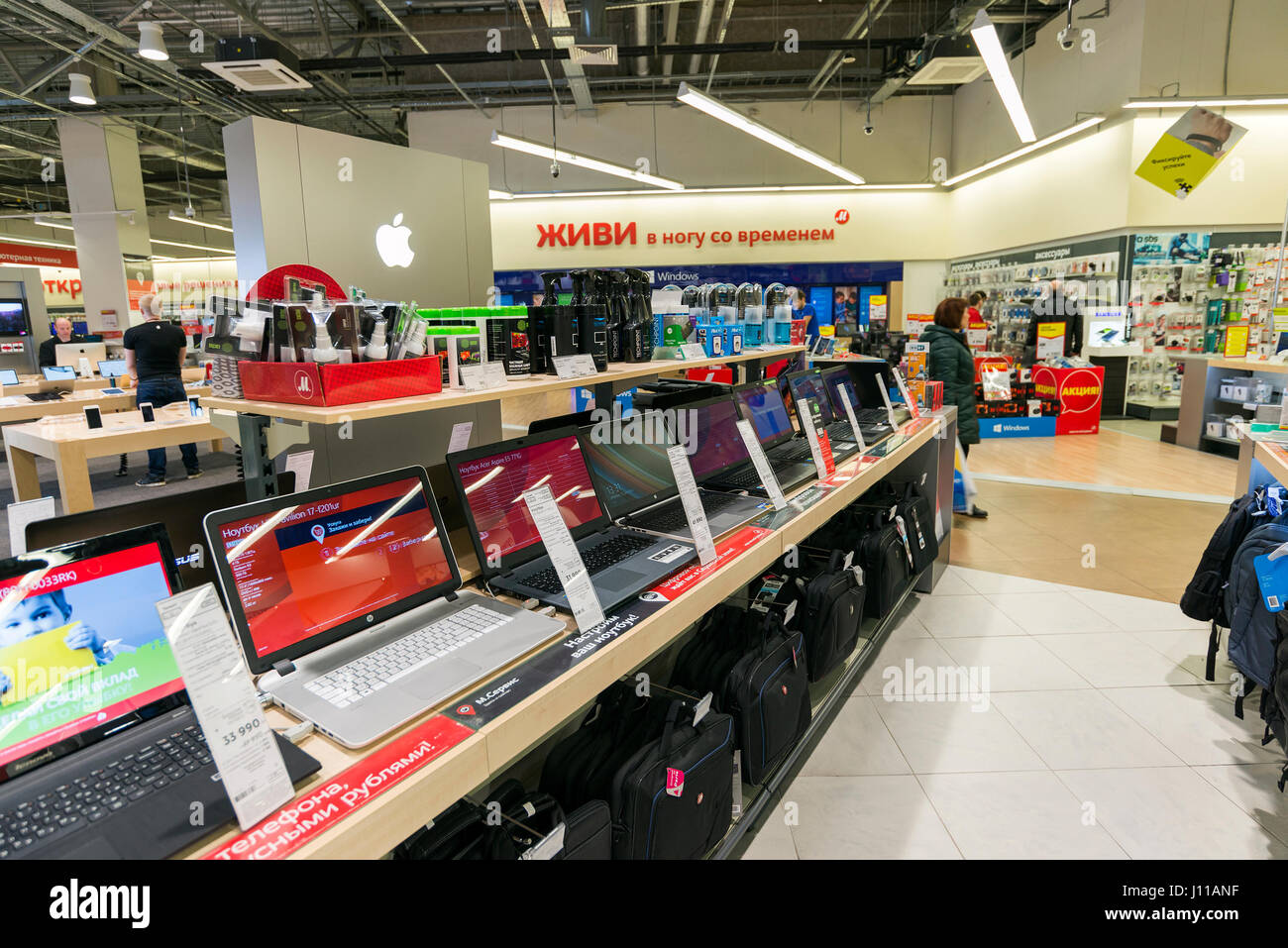 Khimki, Russland - 22. Dezember 2015. Laptops In Mvideo großen Handelsketten verkaufen Elektronik und Haushaltsgeräte Stockfoto