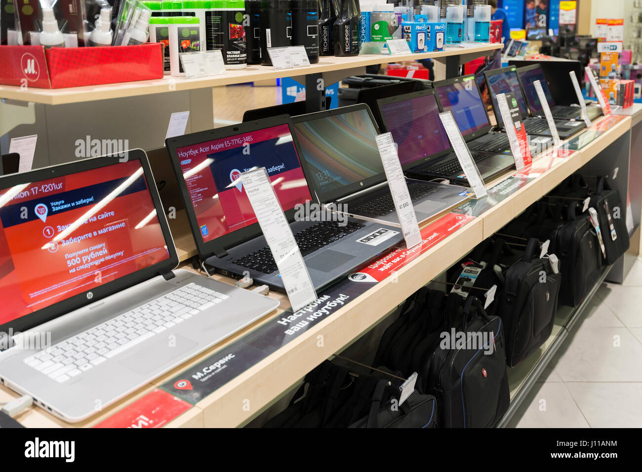 Khimki, Russland - 22. Dezember 2015. Laptops In Mvideo großen Handelsketten verkaufen Elektronik und Haushaltsgeräte Stockfoto