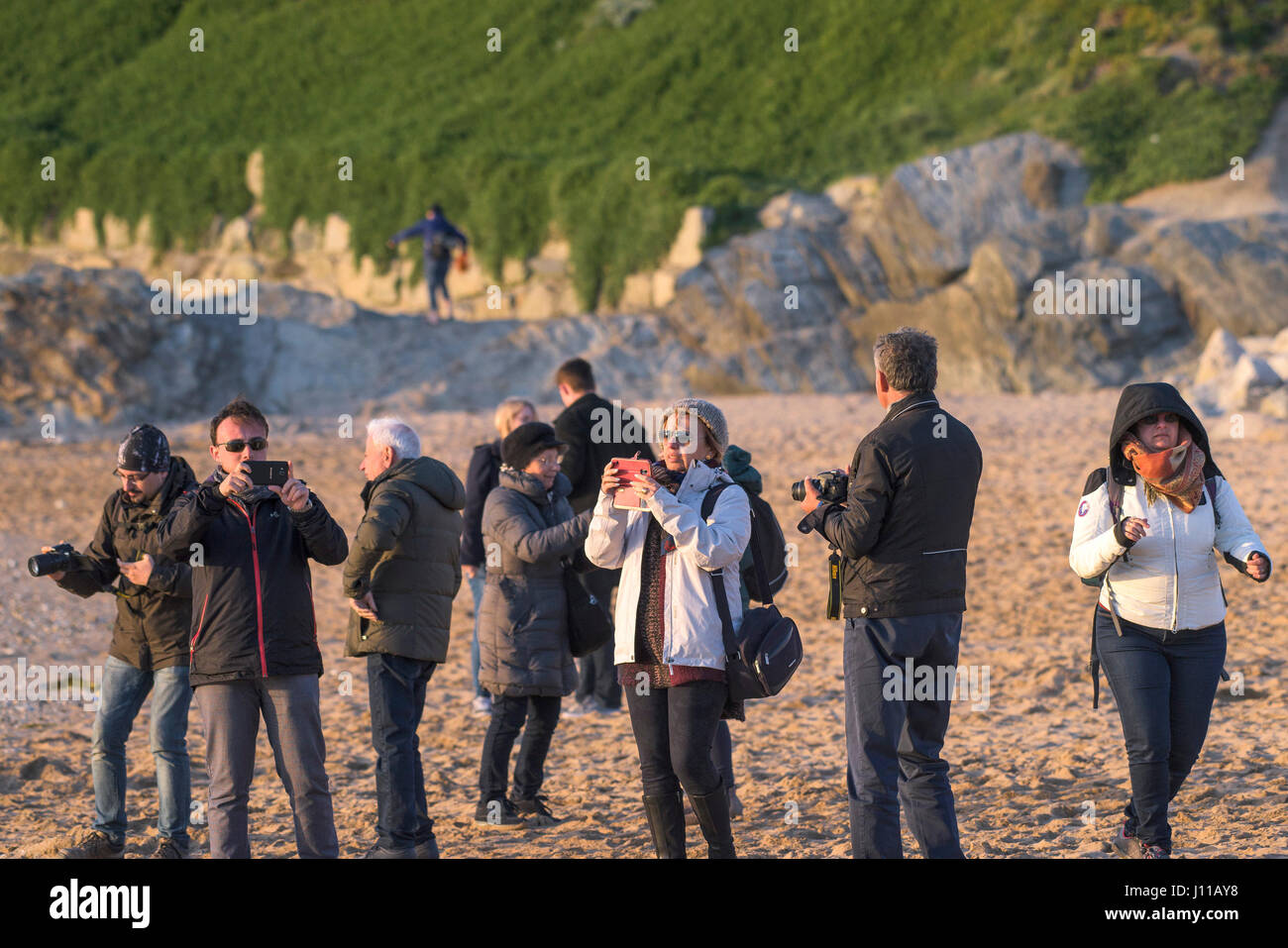 Touristen-Gruppe Fistral Beach Sehenswürdigkeiten fotografieren Besucher Tourismus Abend Cornwall Stockfoto