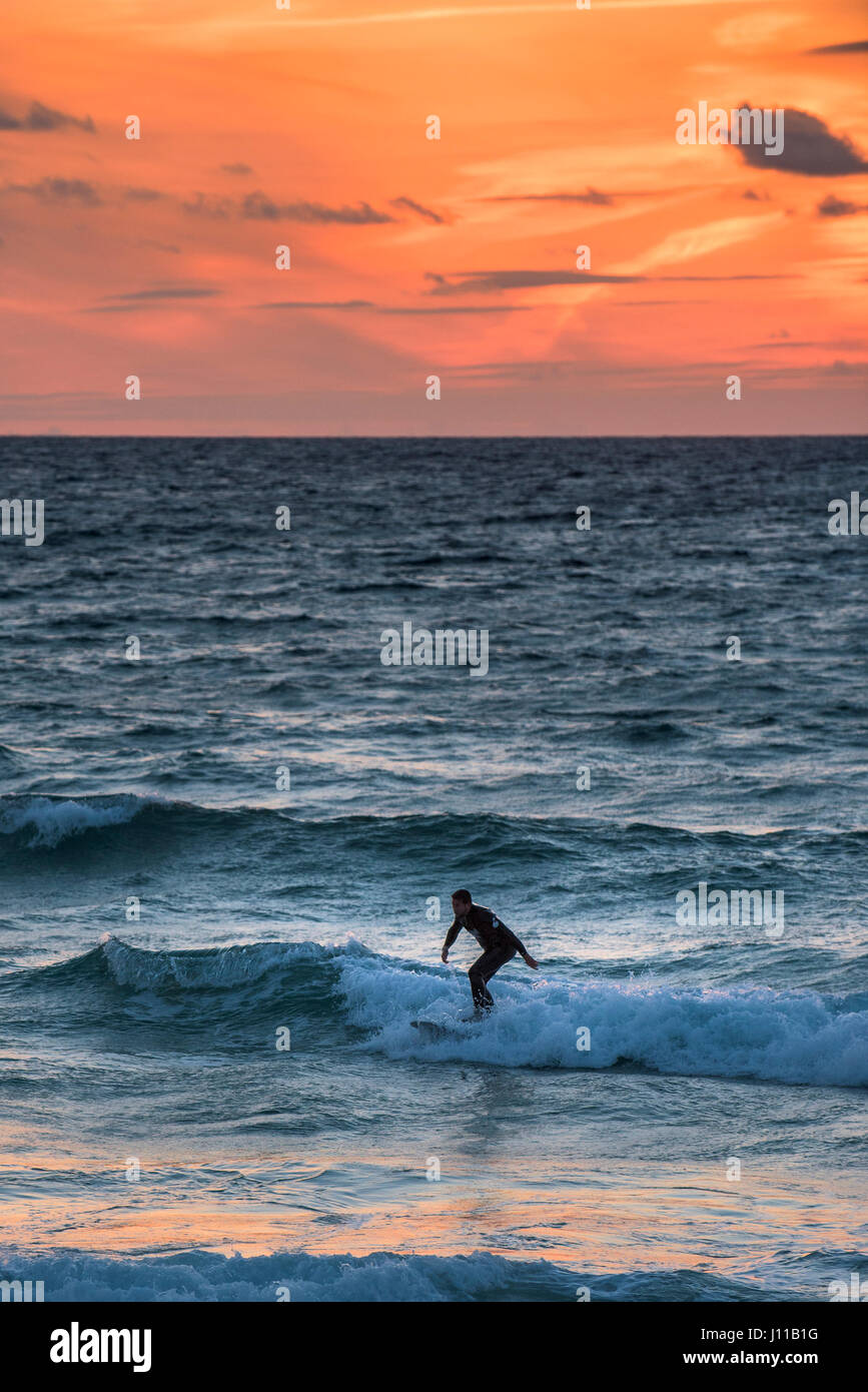 UK Surfer Sonnenuntergang Sonnenuntergang Abend Fistral Cornwall Wave Meer Wassersport physikalischen Hochbetrieb Skill Freizeitbeschäftigung Lifestyle surfen Stockfoto