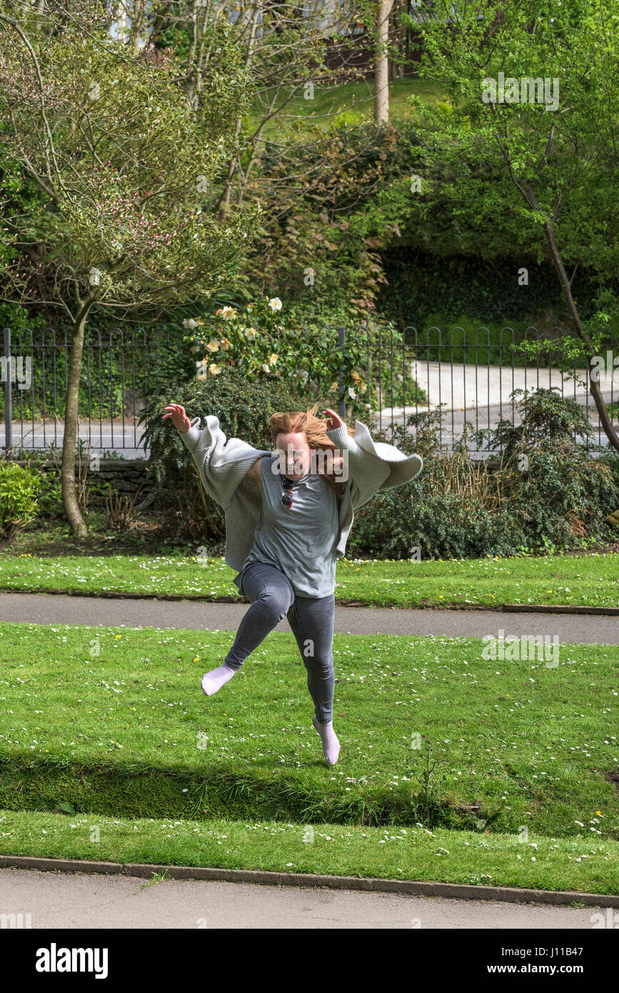 Frau springen springen Sprung springen Jumper körperliche Anstrengung Energie energetische Herausforderung Stockfoto