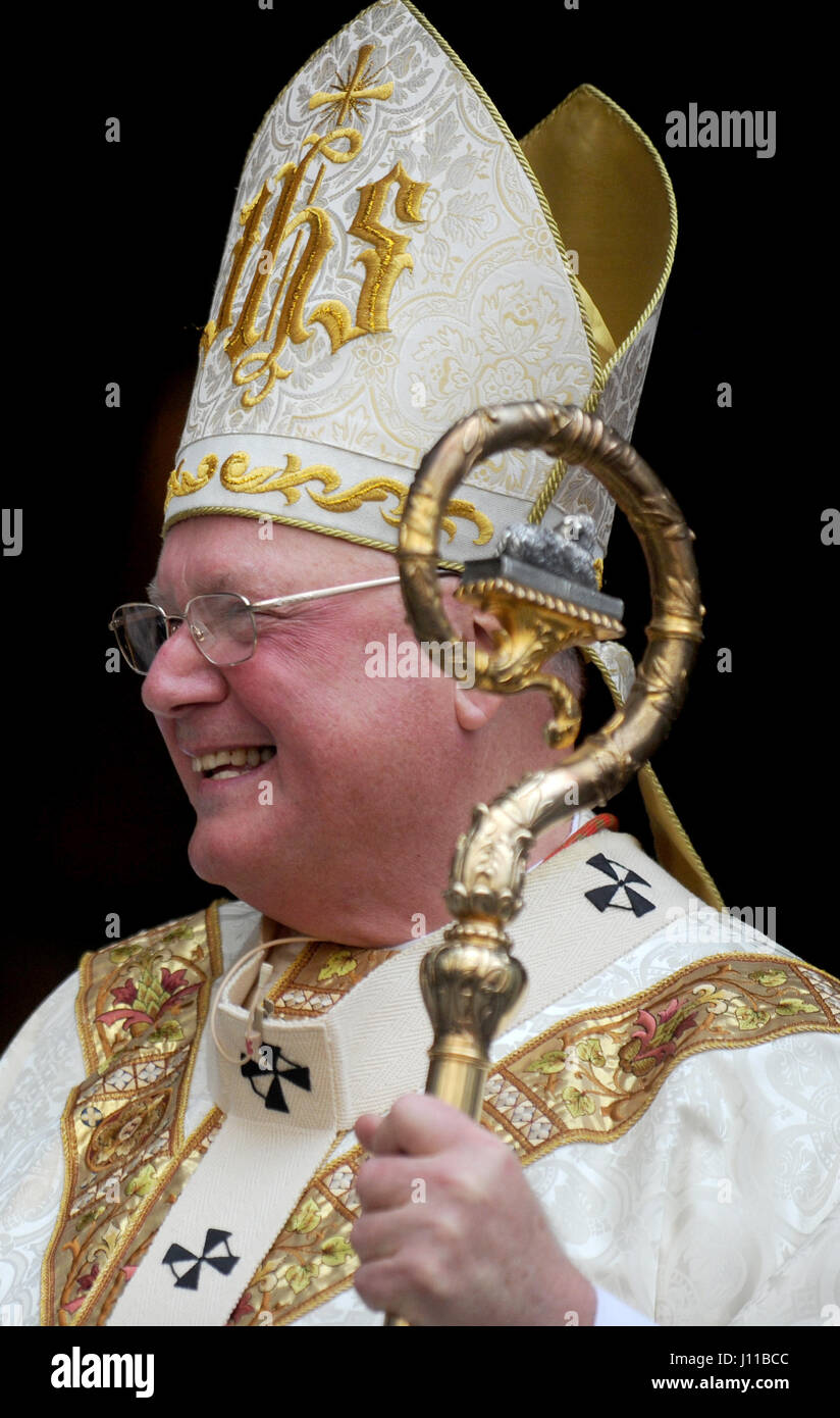 Abaca USA über Press Association Images Kardinal Timothy Dolan Jubel Paradegoers feiern Sie Ostern und don 16. April 2017 festliche Hüte an der Easter Parade und Bonnet Festival auf der 5th Avenue in New York City, NY, USA. Foto von Dennis Van Tine/ABACAPRESS.COM Stockfoto