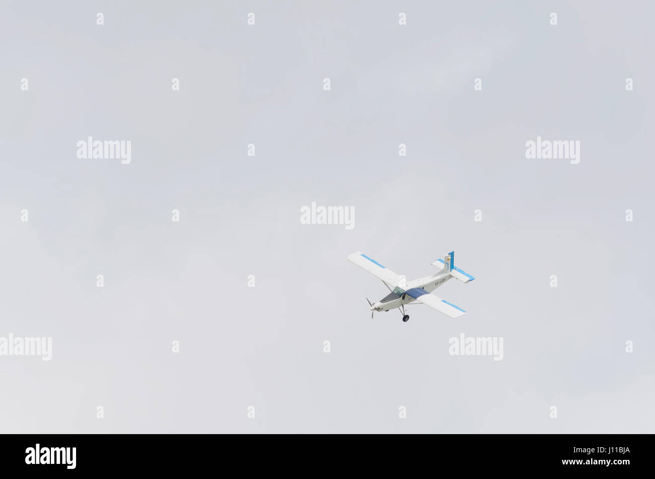 Kleines Flugzeug Pilatus PC-6 / B2-H4 Turbo Porter, ohne Fallschirmspringer innen, absteigend, in Winkel, in Castellon De La Plana Flugplatz landen. Bewölkt Stockfoto