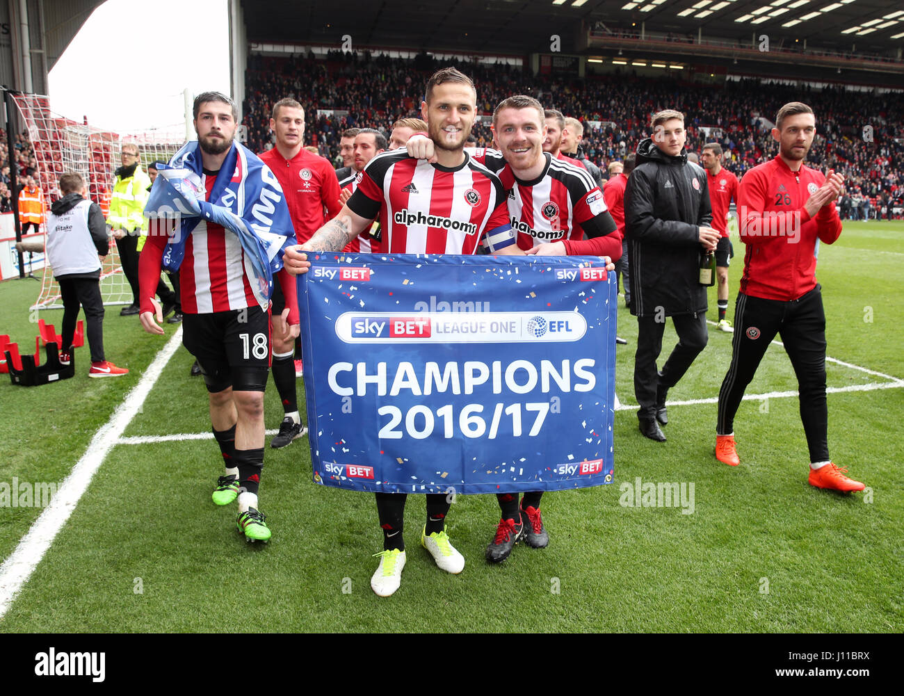 Sheffield United Billy Sharp (Mitte links) und John Fleck feiern den Himmel Bet League One Titelgewinn auf Bramall Lane, Sheffield. Stockfoto