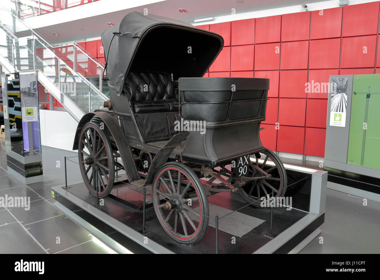 Ein Benz "Duc" Motorwagen auf dem Display in der National Waterfront Museum, Swansea, Wales. Stockfoto