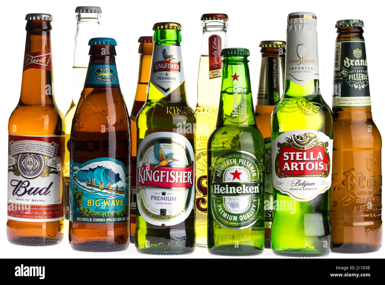 Sammlung von Budweiser, Kona, Sol, Stella Artois, Marke, Corona, Jupiler, Heineken, Warsteiner und Kingfisher Lagerbiere isoliert auf einem weißen Hinterg Stockfoto
