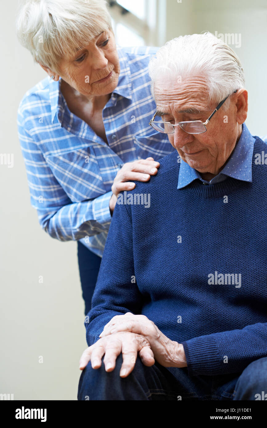 Ältere Frau Komfort Mann mit Parkinson Herzkrankheiten leiden Stockfoto