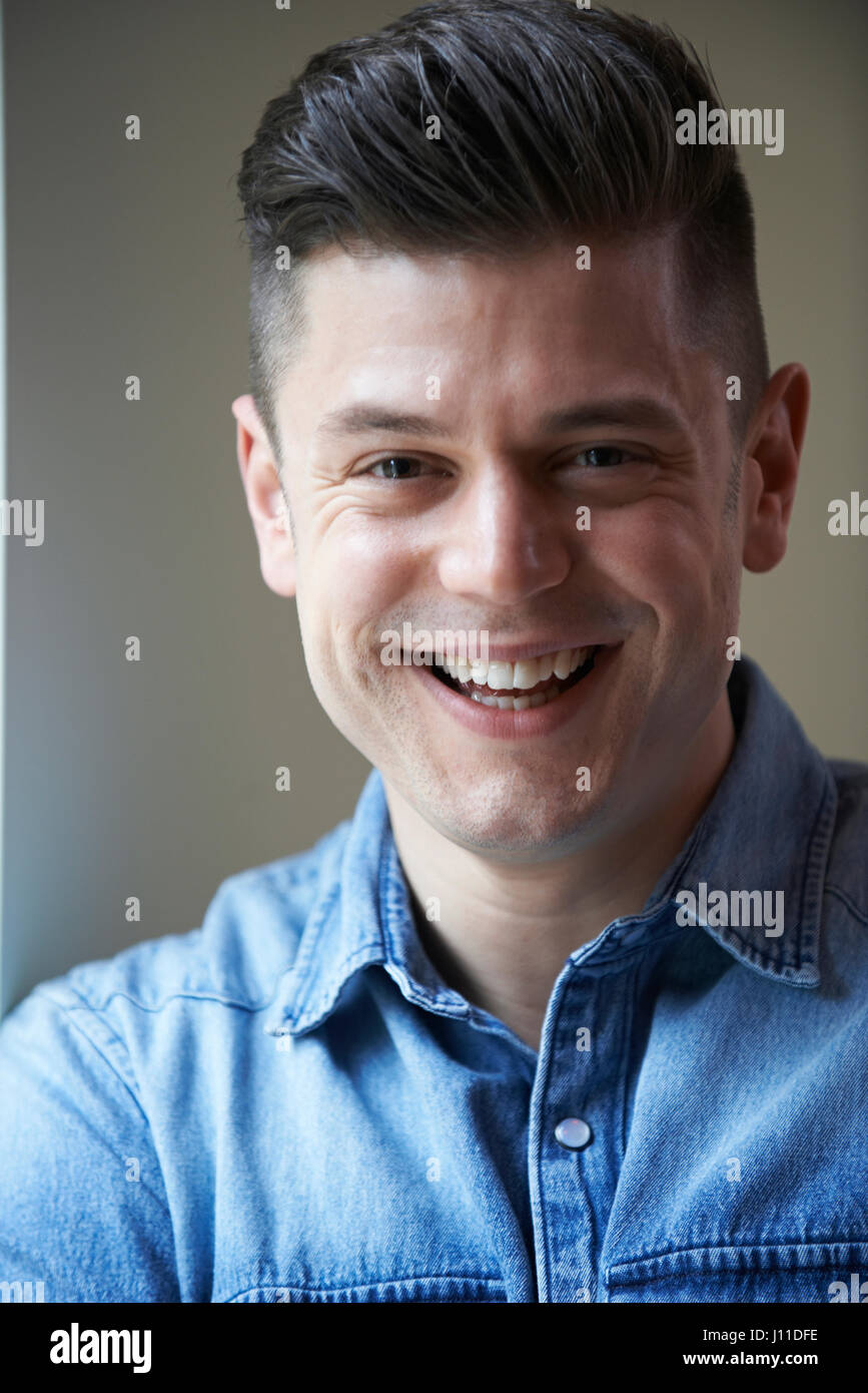 Indoor-Kopf und Schultern Porträt von lächelnden Mann Stockfoto