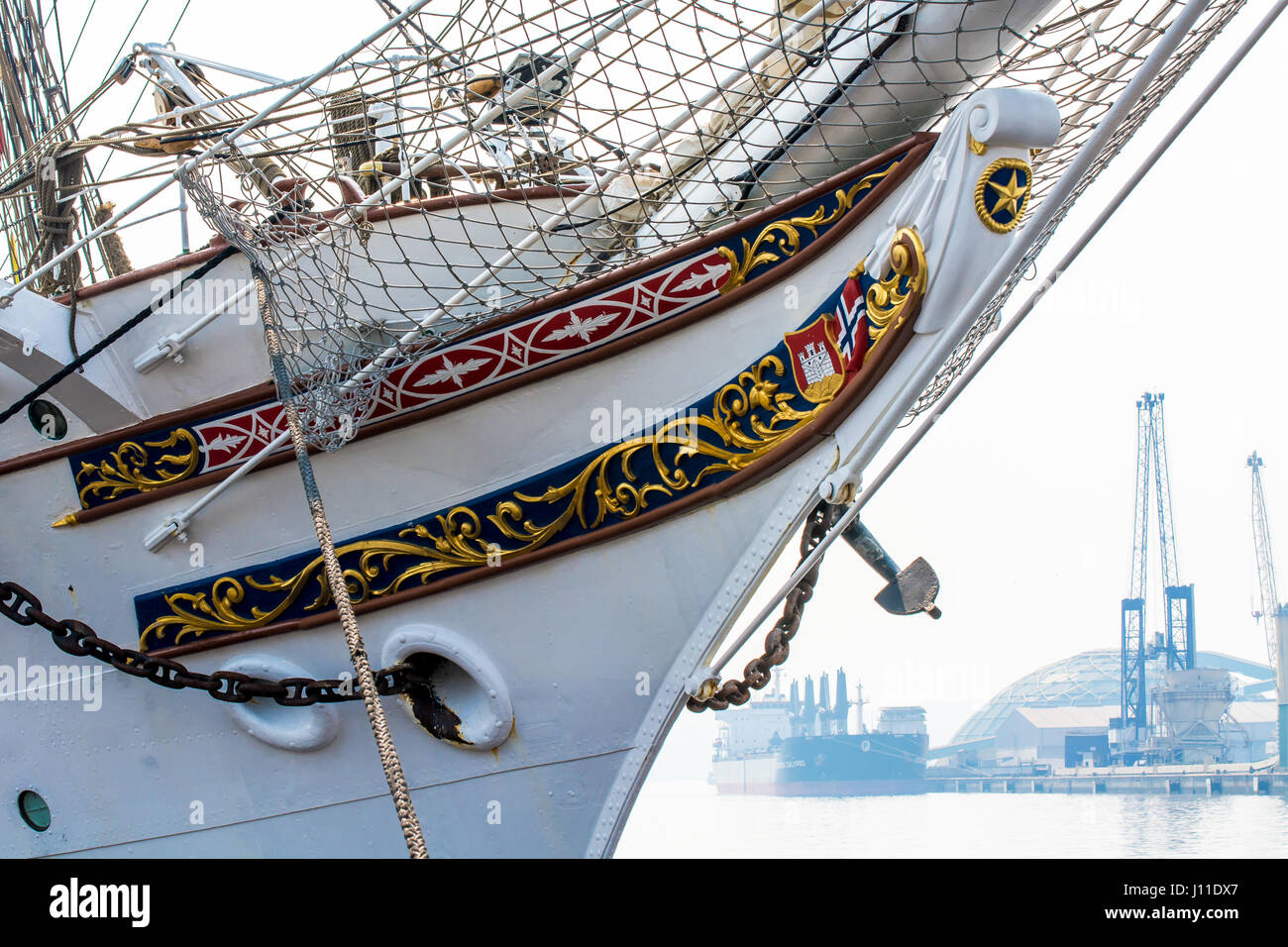 Nahaufnahme eines Schiffes Bugspriet gegen vertäut im Hafen Stockfoto