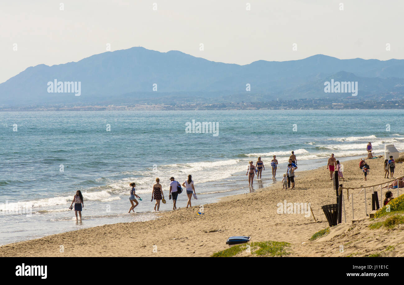 Menschen, die ein Strandleben genießen gehen am Nachmittag, Costa Del Sol, Marbella, Andalusien, Spanien Stockfoto