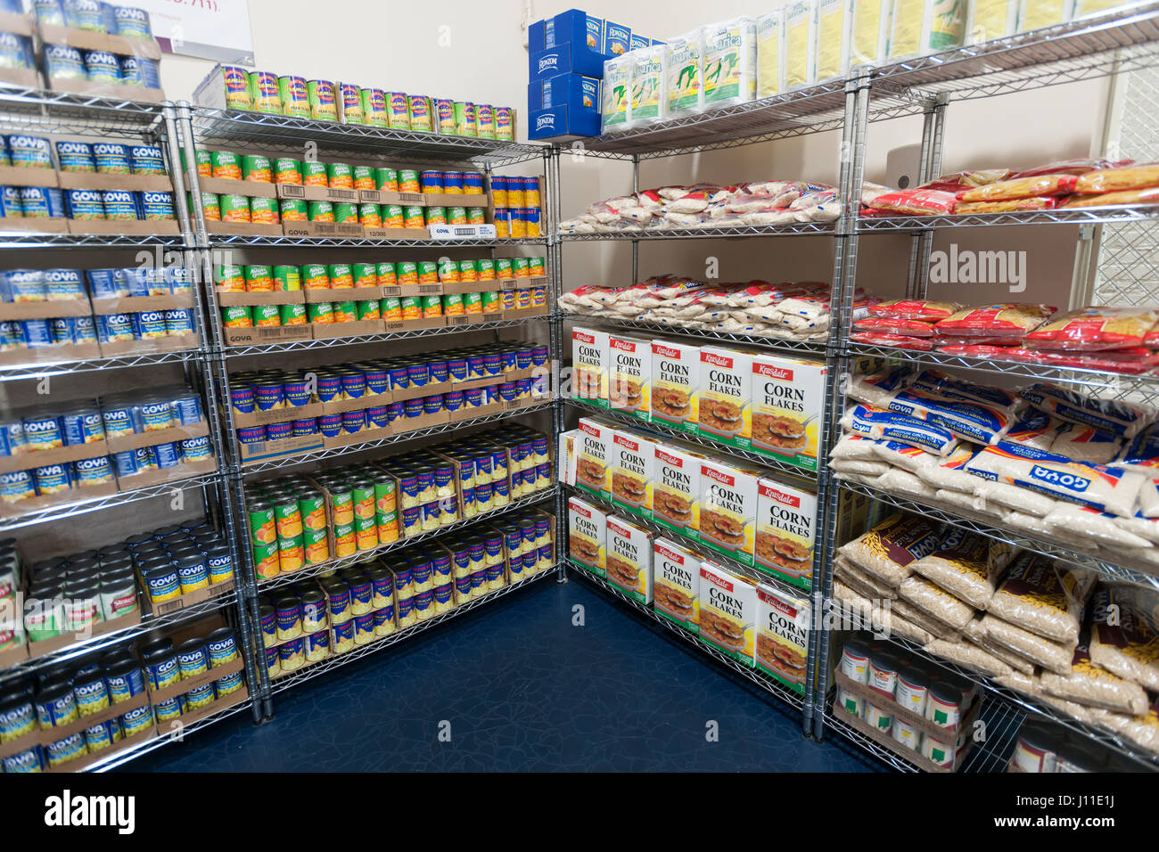 Katholischen Wohltätigkeitsorganisationen Bronx Food Distribution Center in New York am Heiligen Donnerstag, 13. April 2017. Das Verteilzentrum, ausgestattet mit großzügigen Spenden von Goya Foods und andere Unternehmen Prozesse 513.000 Pfund Essen pro Monat verteilen direkt an die Bedürftigen und über ein Netz von interreligiösen Essen Vorratskammern in der Bronx und Upper Manhattan. Katholischen Wohltätigkeitsorganisationen feiert dieses Jahr sein 100-Jahr-Jubiläum. (© Richard B. Levine) Stockfoto