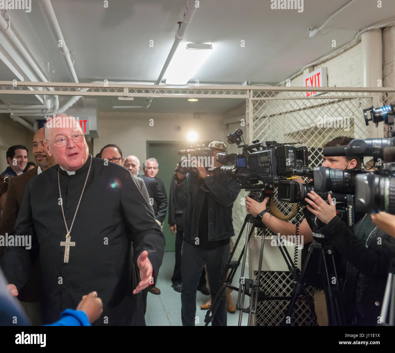 Seine Eminenz Timothy Cardinal Dolan, links, besucht katholischen Wohltätigkeitsorganisationen Bronx Food Distribution Center in New York am Heiligen Donnerstag, 13. April 2017. Das Verteilzentrum, ausgestattet mit großzügigen Spenden von Goya Foods und andere Unternehmen Prozesse 513.000 Pfund Essen pro Monat verteilen direkt an die Bedürftigen und über ein Netz von interreligiösen Essen Vorratskammern in der Bronx und Upper Manhattan. Katholischen Wohltätigkeitsorganisationen feiert dieses Jahr sein 100-Jahr-Jubiläum. (© Richard B. Levine) Stockfoto