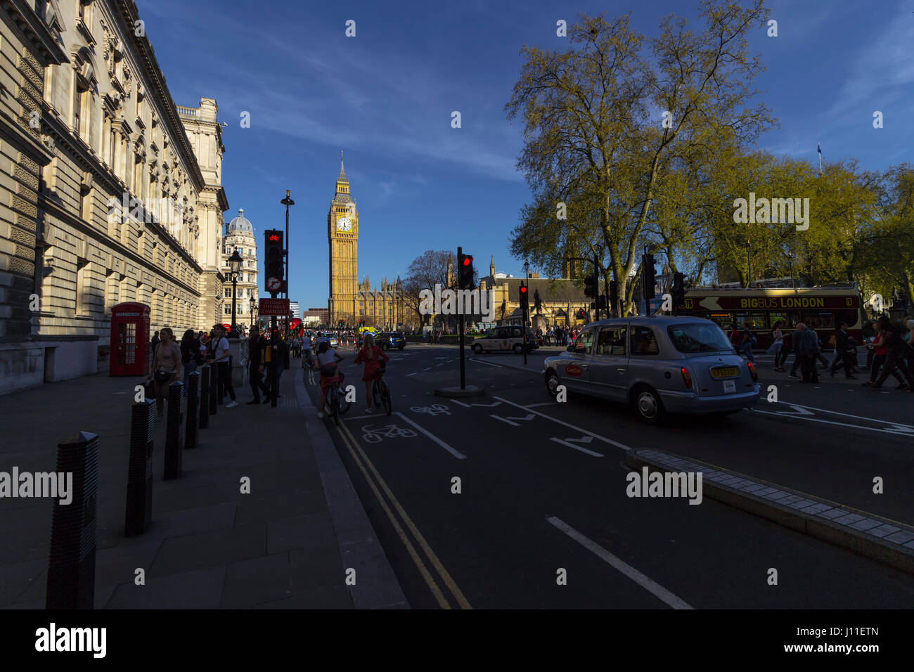 London, England - 9. April 2017: Touristen in der Nähe von Big Ben und das Parlament in der City of Westminster in London an einem warmen und sonnigen Tag. Stockfoto