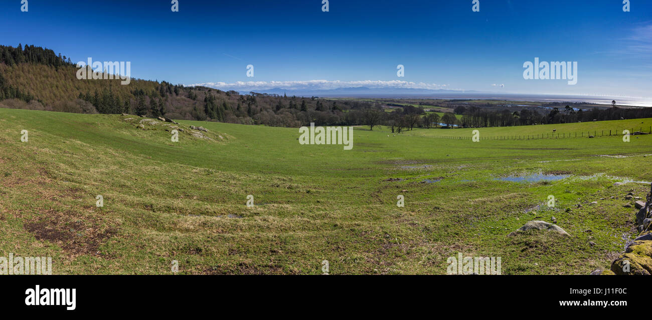 Ansicht von Wildkatze Craig in Richtung Solway Panorama. Aufgenommen in der Nähe von Southwick (Caulkerbush), Dumfries and Galloway, Schottland, Großbritannien. Stockfoto