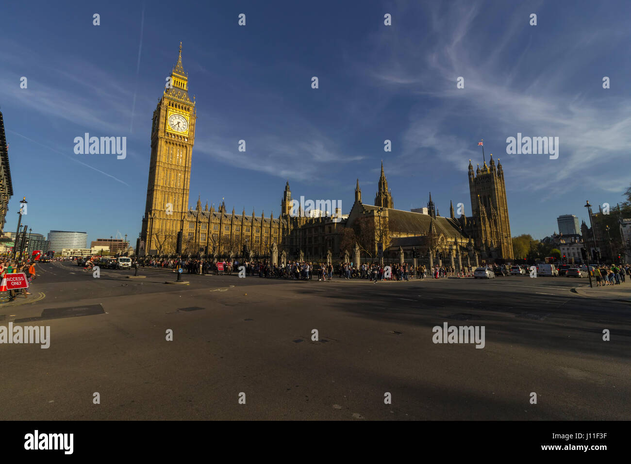 London, England - 9. April 2017: Touristen in der Nähe von Big Ben und das Parlament in der City of Westminster in London an einem warmen und sonnigen Tag. Stockfoto