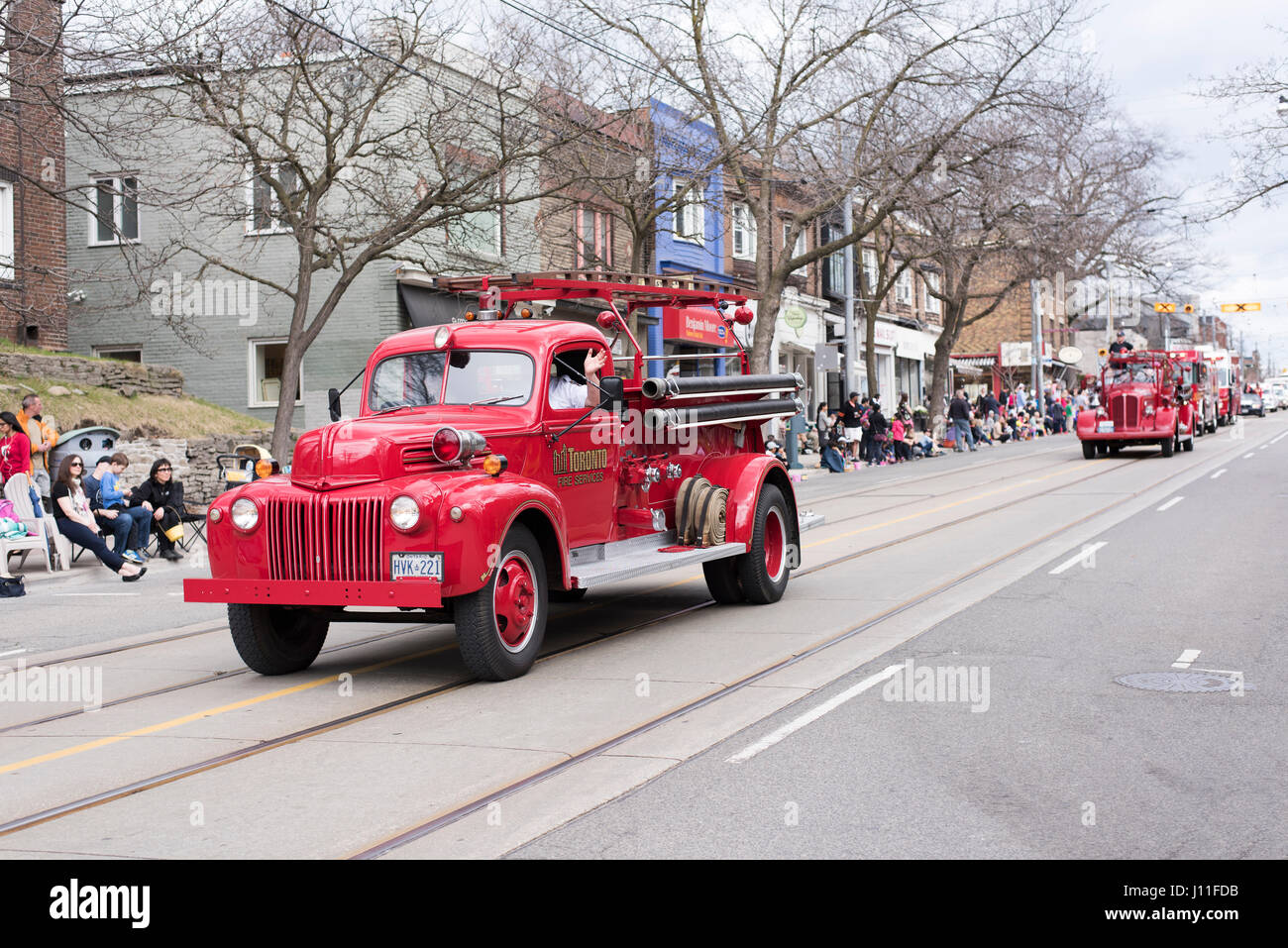 der Jahrgang Feuerwehrauto Gefahren entlang der Strände Queen Street in der Easter Parade Toronto am 16. April 2017 Stockfoto