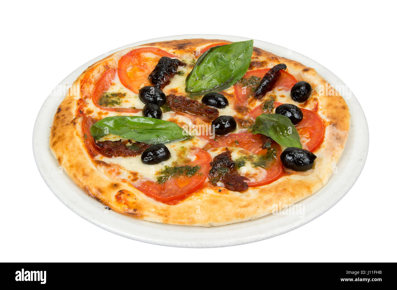 Pizza auf einem weißen Hintergrund mit Tomaten, Fleisch, Käse und Oliven. Stockfoto