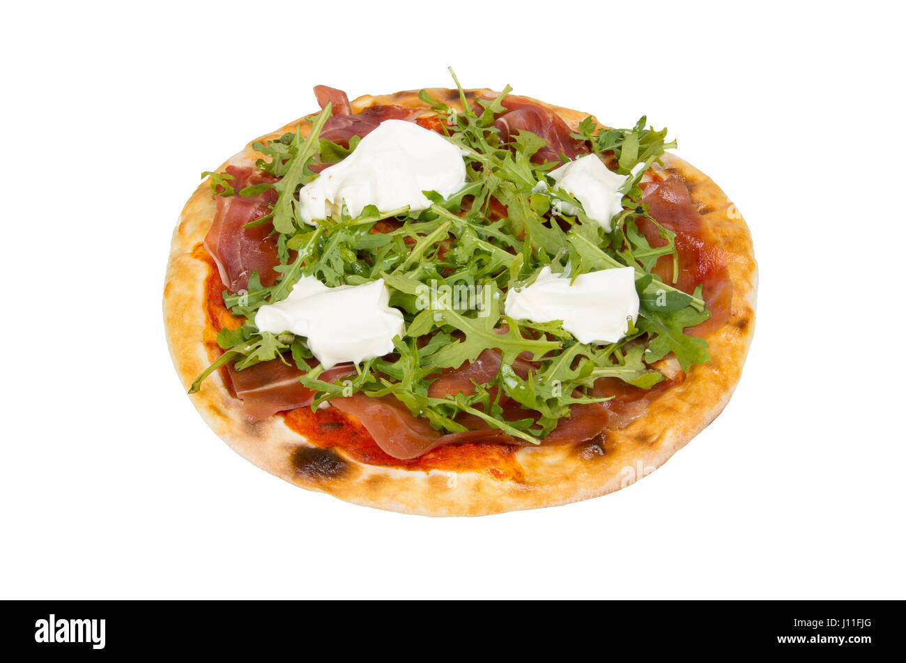 Pizza mit Rucola, Schinken, Schweinefilet, Tomaten und Mayonnaise. Pizza auf einem weißen Hintergrund. Isoliert Stockfoto
