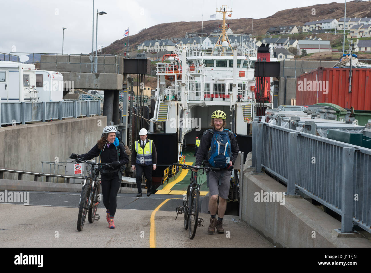 Radfahrer, die Inseln von Rum und Canna Cal Mac Ferry Lochnevis aussteigen Stockfoto