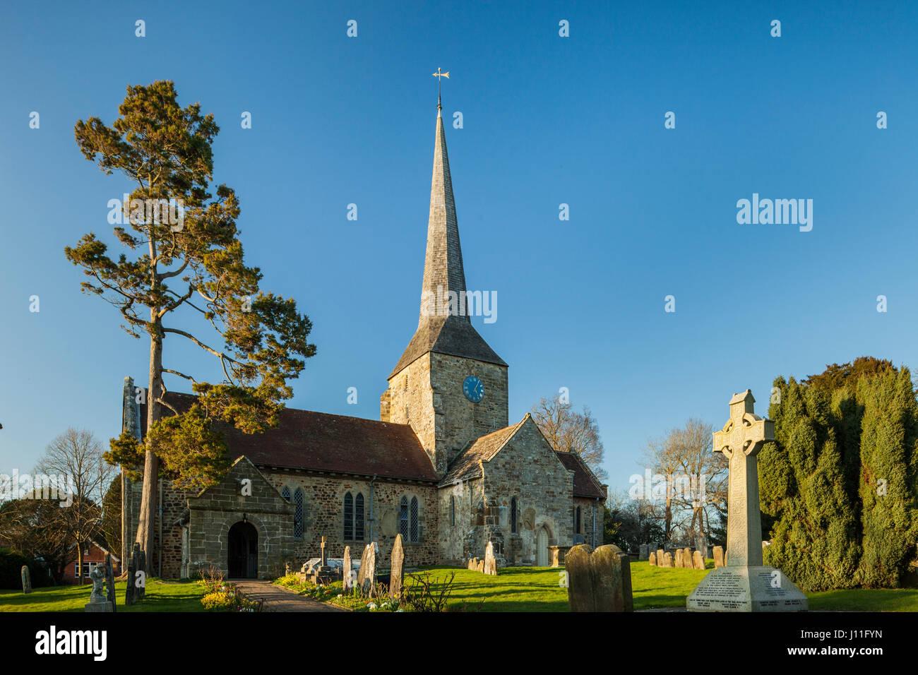 Anfang Frühling Nachmittag in der Kirche St. Giles in Horsted Keynes, West Sussex, England. Stockfoto