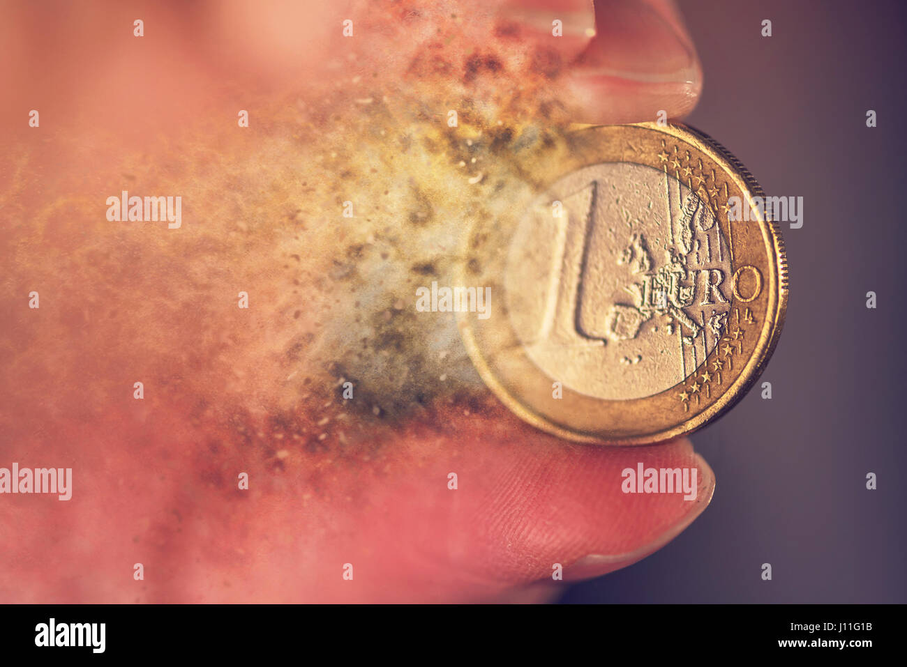Europäischen Union Währung Inflation und Krise-Konzept mit einem Euro Münze auflösen Stockfoto