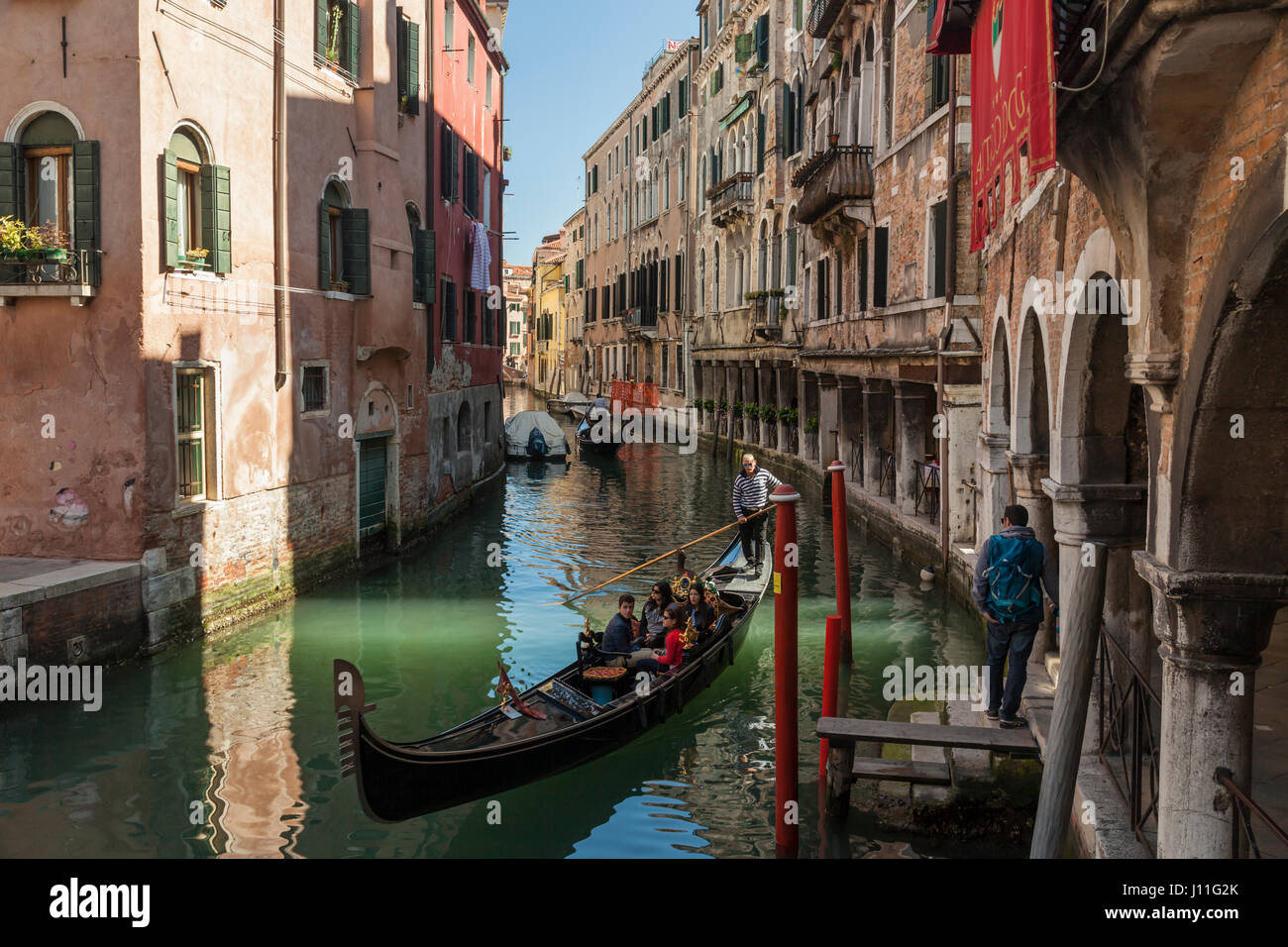 Nachmittag an einem Kanal im Sestiere von Cannareggio, Venedig, Italien. Stockfoto