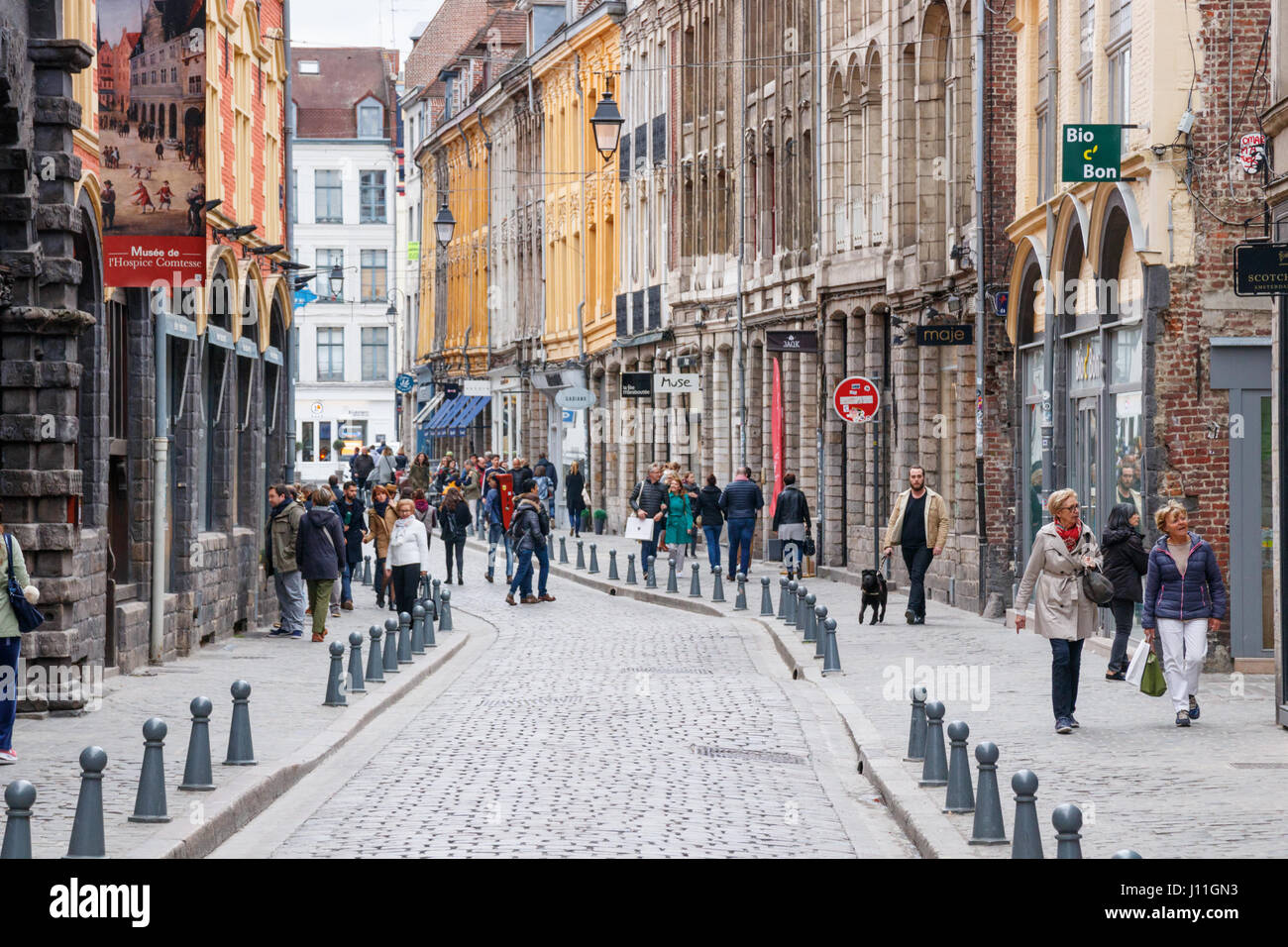 Nicht identifizierte Touristen und Einheimische shopping in der 'Rue de la Monnaie". Es ist eine der ältesten Straßen der Stadt. Lille, Frankreich. Stockfoto