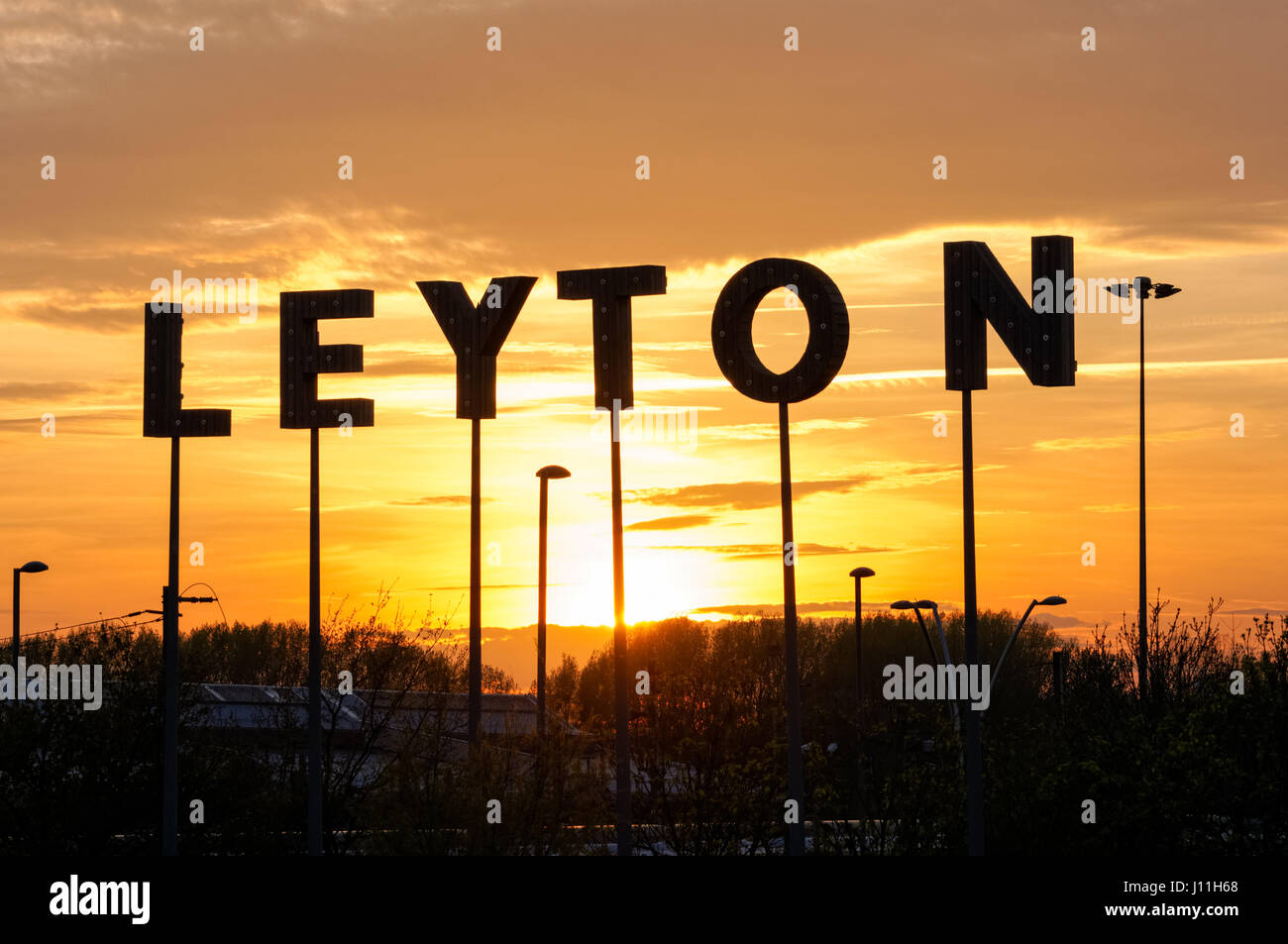 Leyton Zeichen bei Sonnenuntergang, London England Vereinigtes Königreich UK Stockfoto