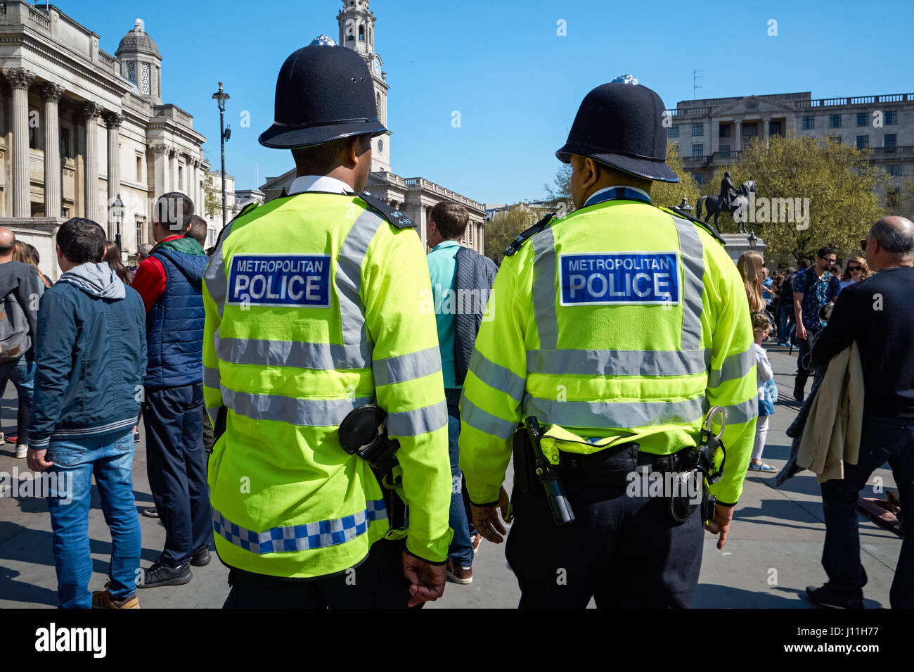 Polizeistreife am Trafalgar Square, London England Vereinigtes Königreich UK Stockfoto