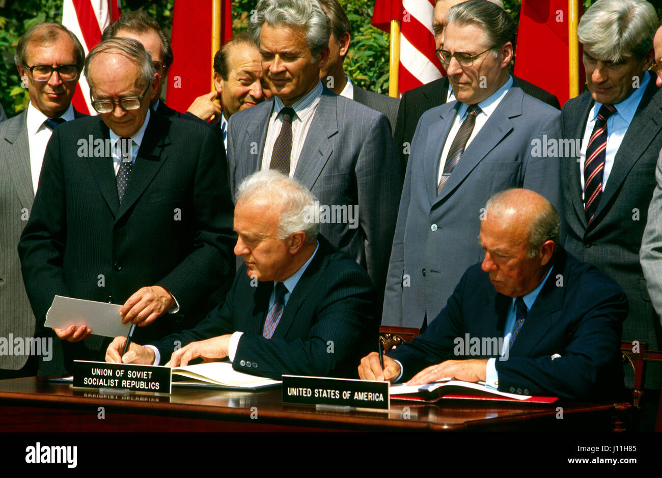 Sowjetische Außenminister Eduard Shevardnadze und Staatssekretär George Schultz in einer rose Garten Zeremonie unterzeichnen ein Abkommen, nukleare Gefahr Verringerung Zentren in Moskau und Washington Tp versehentlichen, Washington DC., 15. September 1987 Kriegsverhinderung zu etablieren.  Foto: Mark Reinstein Stockfoto