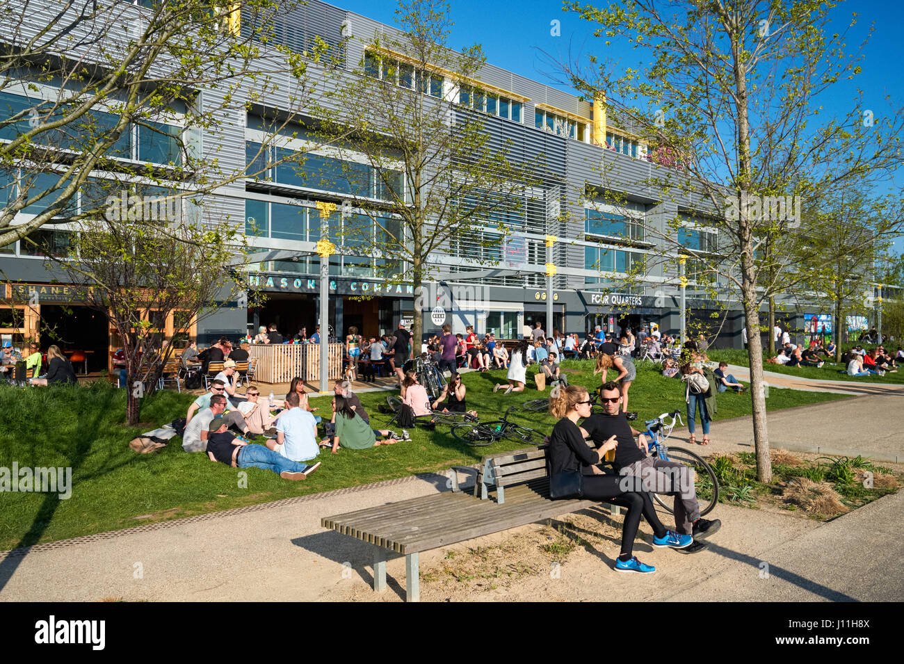 Menschen, die genießen sonnige Wetter in Kneipen und Restaurants in hier East, London England Vereinigtes Königreich UK Stockfoto