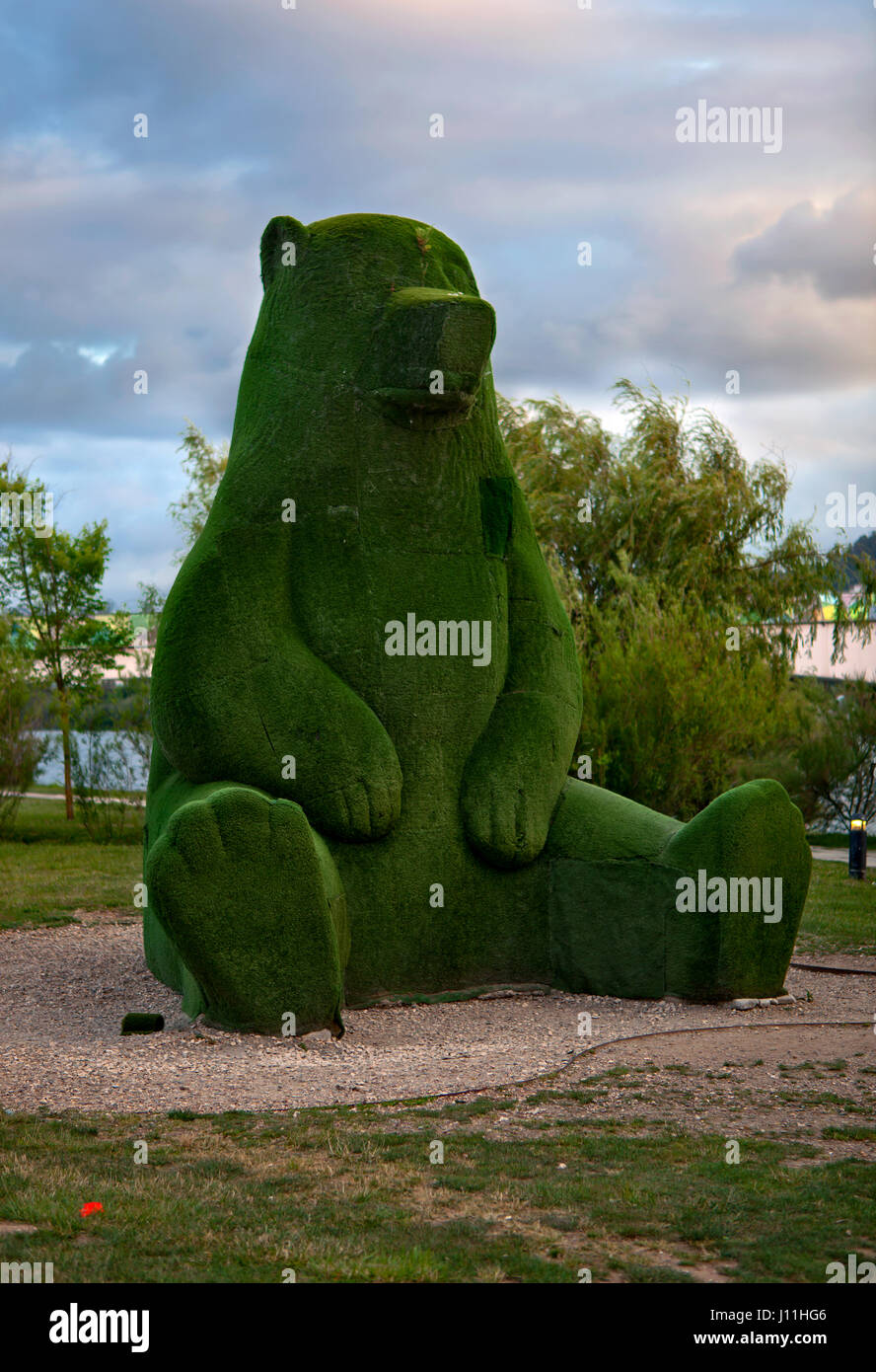 "Bären von Coimbra": eine Landschaft Design Figur eines Bären am Stadtpark Coimbra Stockfoto