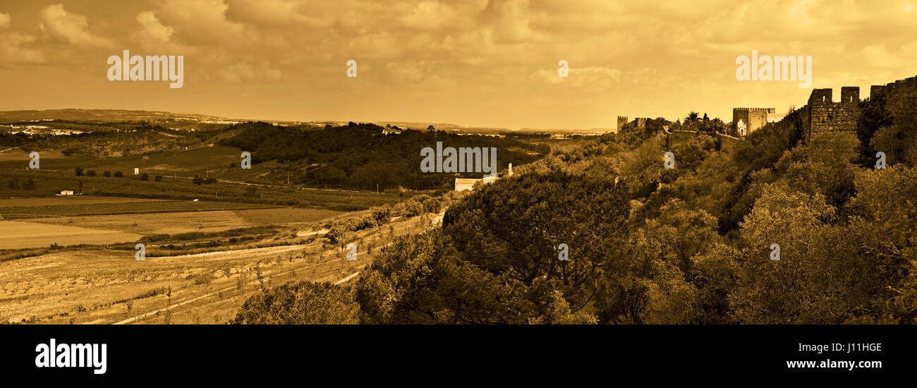 Die Festung von Obidos und das umliegende Tal in sepia Stockfoto