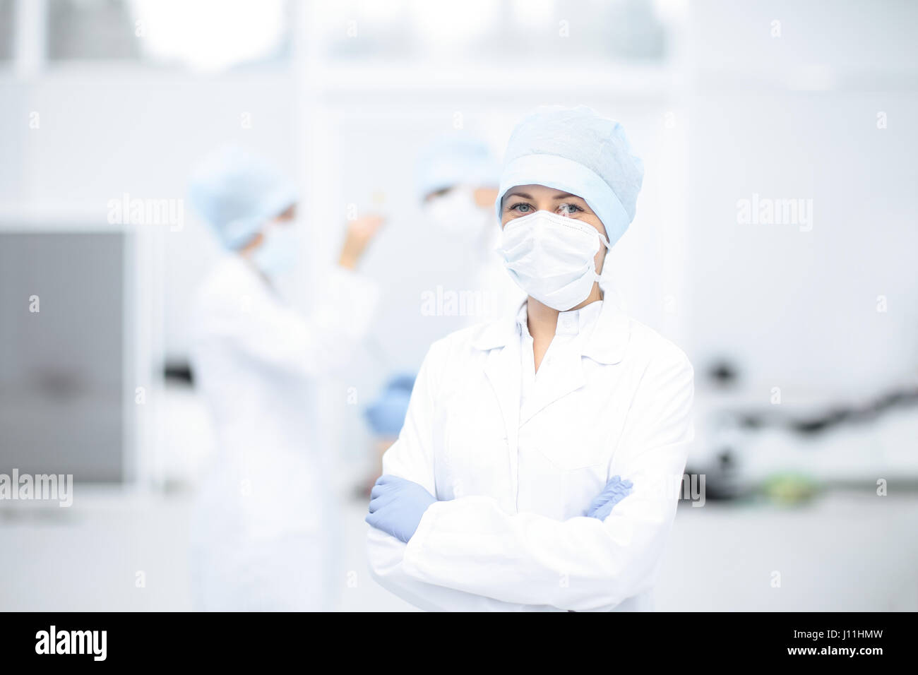 Arzt und ihr Assistent während des Betriebs Stockfoto