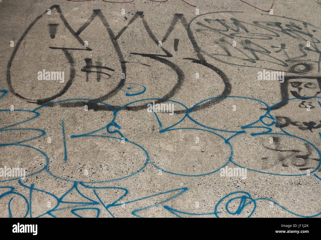 Einfache Graffiti an einem grauen Beton Skate park Oberfläche. Stockfoto