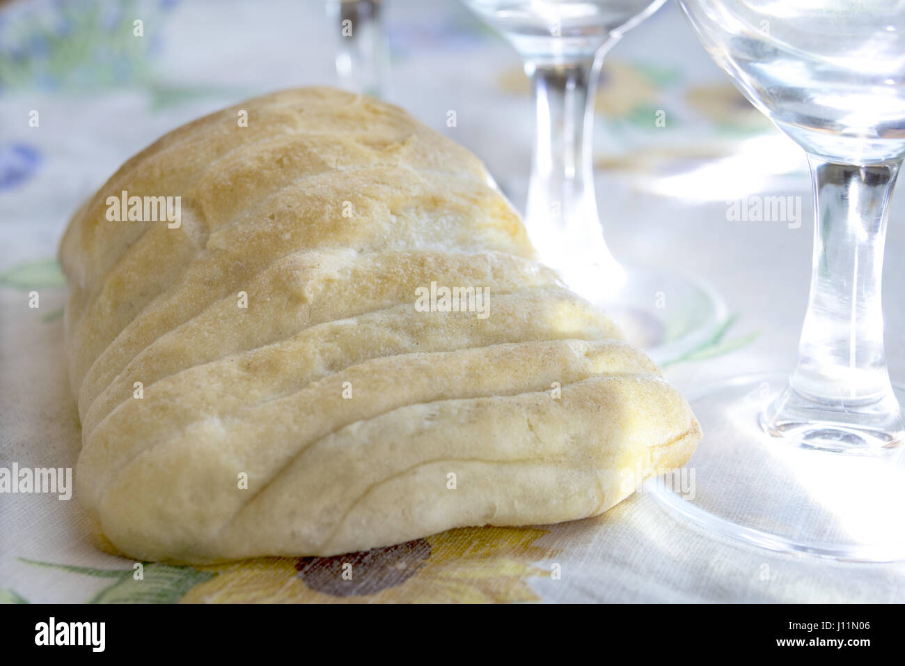 typische italienische Brötchen genannt Panino um ein Sandwich zu zubereiten Stockfoto