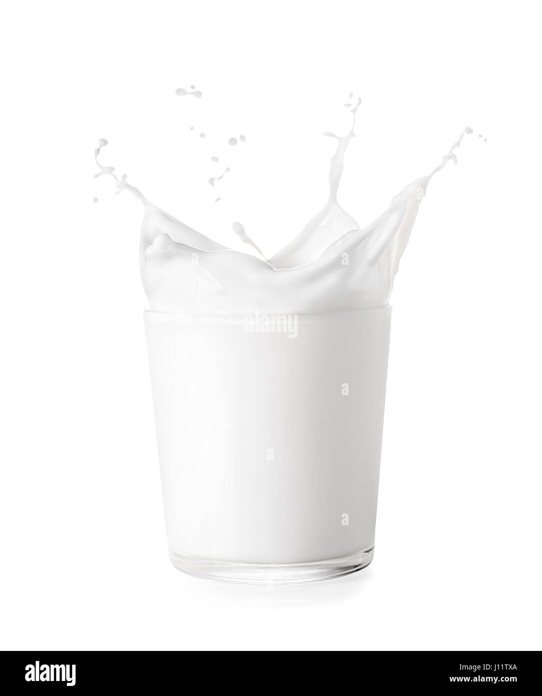 Spritzer Milch aus dem Glas isoliert auf weißem Hintergrund. Glas Milch mit Splash Krone Stockfoto