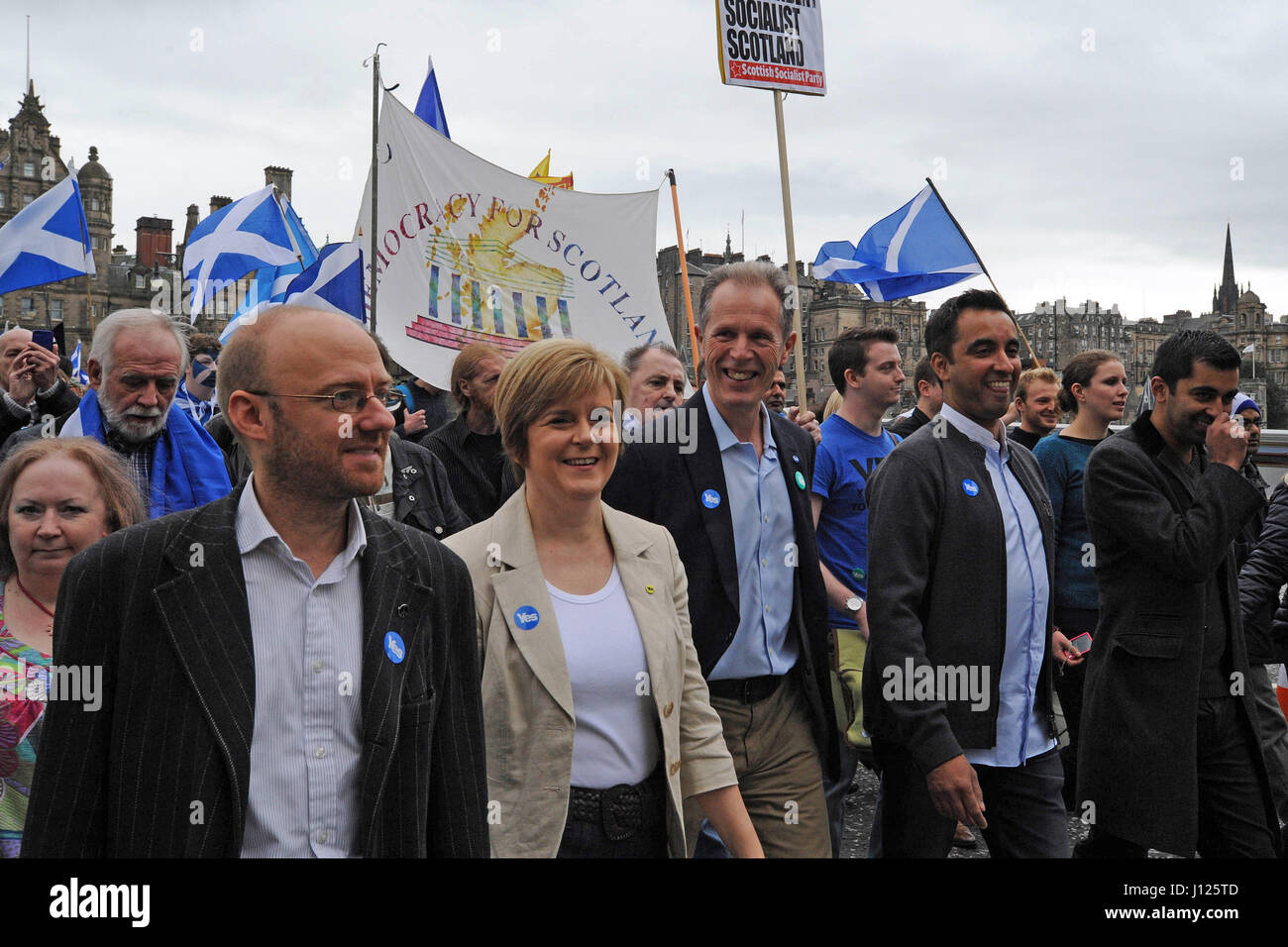 Schottlands Abgeordneter First Minister Nicola Sturgeon an der Spitze der Unabhängigkeit März, Patrick Harvie (L), Co-Veranstalter der Scottish Green Party, Blair Jenkins (R), Chief Executive der Kampagne "Ja Scotland" und Humza Yousaf (2. v. R), Minister für auswärtige Angelegenheiten Stockfoto