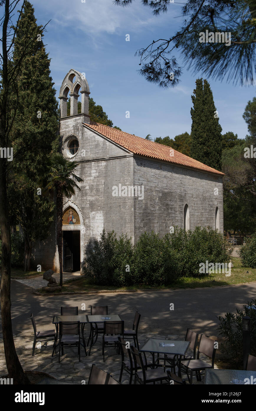 Kirche des Hl. Germaine aus dem 15. Jahrhundert - Nationalpark Brijuni, Kroatien. Stockfoto