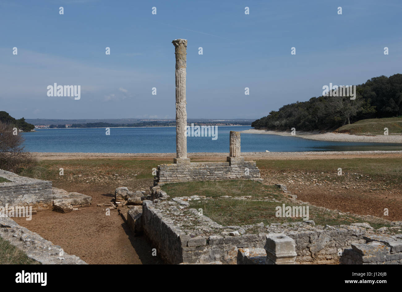 Ruinen eines römischen Tempels in der Bucht Verige, Nationalpark Brijuni, Istrien, Kroatien Stockfoto