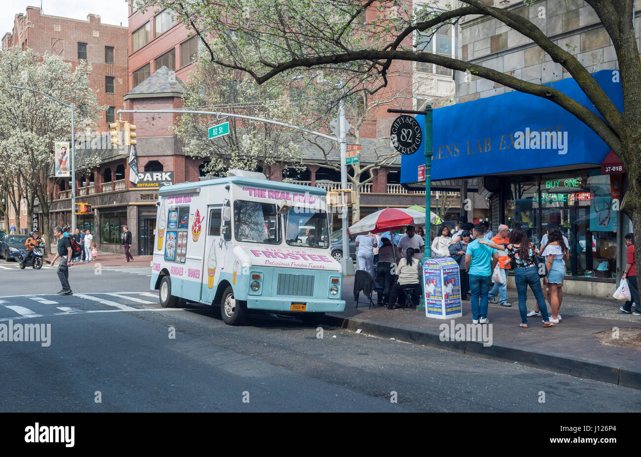 Weiche servieren Eis-LKW geparkt im Stadtteil Jackson Heights in Queens in New York auf Sonntag, 16. April 2017. Stadtteil Jackson Heights ist ein Mosaik von ethnischen Gruppen, darunter Inder, Pakistaner, Tibeter, südostasiatischen Heimat sowie langjährigen jüdischen und italienischen Einwohner.  (© Richard B. Levine) Stockfoto