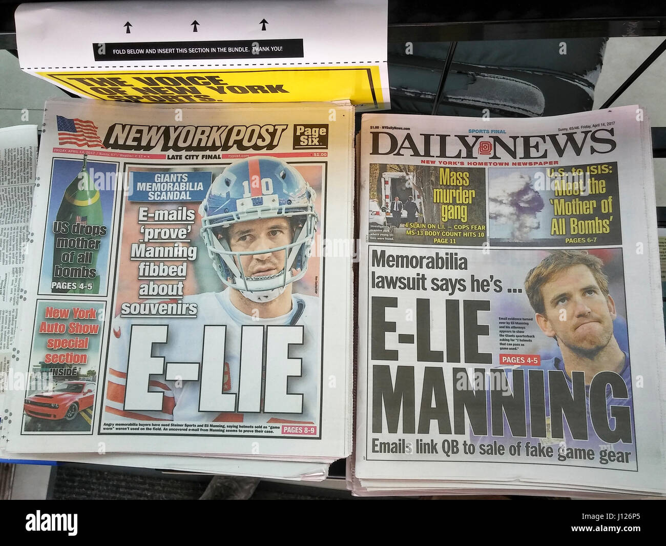 Die New Yorker Boulevardpresse auf Freitag, 14. April 2017 Bericht über den Skandal um NY Giants Teammitglied Eli Manning und die angeblichen Verkauf von 'Spiel getragen' Helme, die nicht waren.  (© Richard B. Levine) Stockfoto