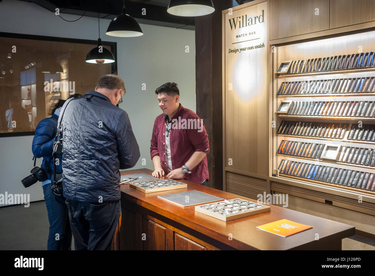 Kunden strömen in die neuen Shinola Detroit-Store im Stadtteil Dumbo Brooklyn am Eröffnungstag Samstag, 15. April 2017. Die Marke ist bekannt für seine Hüfte, gestaltete Uhren, Lederwaren und Lifestyle-Accessoires, die in Detroit hergestellt werden. Der Store ist einer der Einzelhändler in den Empire Stores, einem renovierten Bürgerkrieg Ära Lager vakant seit vielen Jahren liegt. (© Richard B. Levine) Stockfoto