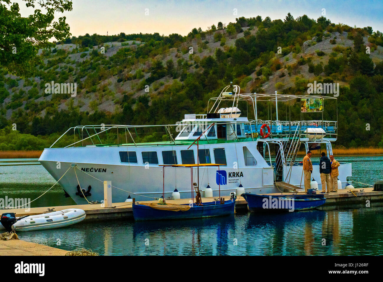 Kroatien-Dalmatien Krka Nationalpark - Skardin - der kleine Hafen - Boot zum Skradinski Buk Wasserfall Stockfoto