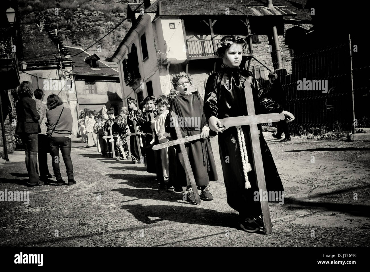 Kinder tragen Kreuze teilnehmen, die Karfreitags-Prozession durch die Straßen von den Pyrenäen Dorf der Bossost.The Stadt von Bossost, befindet sich in th Stockfoto