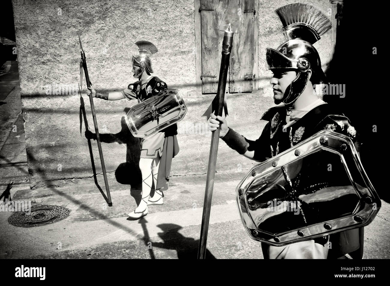 An der Karfreitags-Prozession teilnehmen durch die Straßen von den Pyrenäen-Dorf Bossost Büßer, die als römische Soldaten verkleidet. Die Stadt Bossost lo Stockfoto