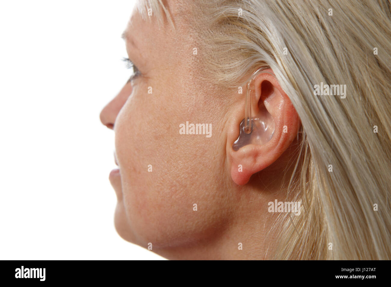 modernes digitales Hörgerät in der Frau Ohr Stockfoto
